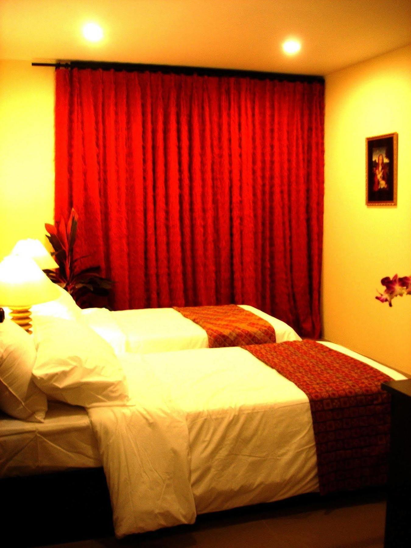 בנגקוק The Bang Khun Phrom Suites מראה חיצוני תמונה